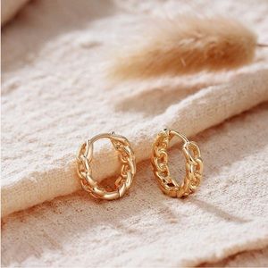 Mevecco | Gold Chainlink Hoop Huggies